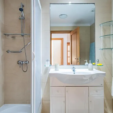 Lovely At The Location In Daire Funchal